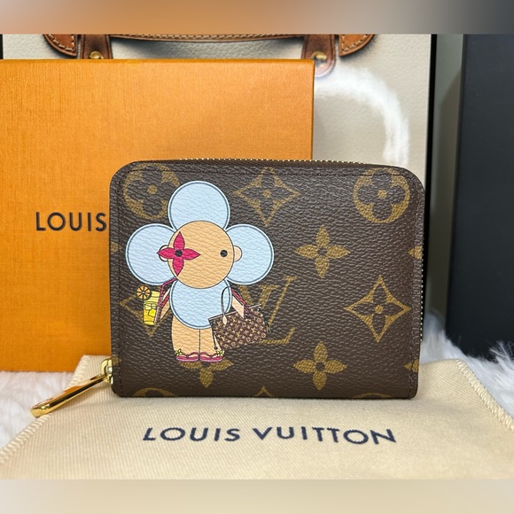 Louis Vuitton Handbags - 🔥Limited Ed. Louis Vuitton•2019 Vivienne Zippy Card Case Wallet